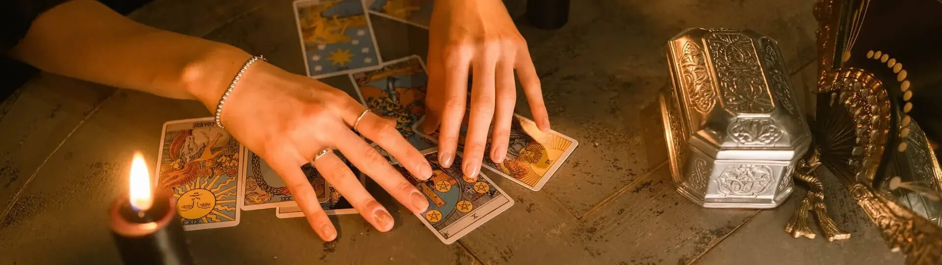 Manos tarotista con cartas del tarot